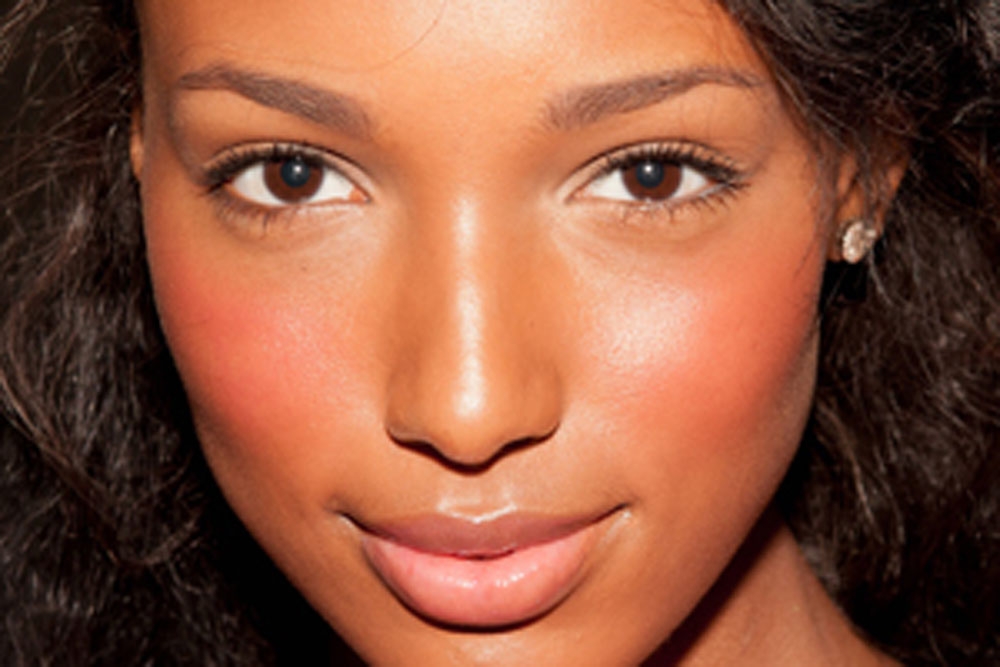 As we head into the summer months, makeup has gone all natural. This summer season's trends combine both natural and light colors as well as natural makeup products, making your makeup routine easy to do and great for your skin.